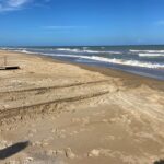 Iema reforça orientação sobre a proibição do trânsito de veículos na faixa de areia das praias