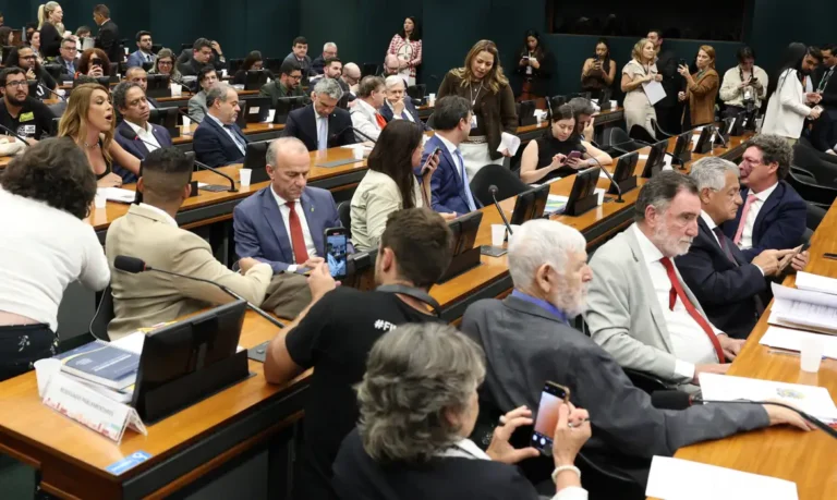 Deputados adiam votação da PEC do fim da 6×1 e o projeto volta a parar na Câmara