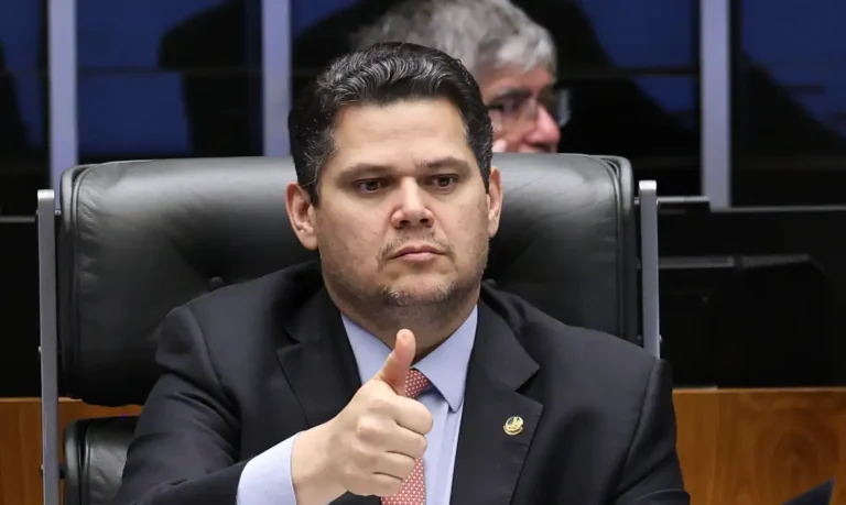 Presidente do Senado coloca a PEC do 6×1 em marcha lenta